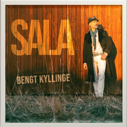 Ett skivomslag med texten 'SALA' och 'Bengt Kyllinge' framför en trävägg, en person står lutad mot väggen.