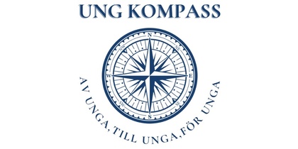 Logotyp med texten 'UNG KOMPASS' och en kompassros, samt texten 'AV UNGA, TILL UNGA, FÖR UNGA' runt kompassen.