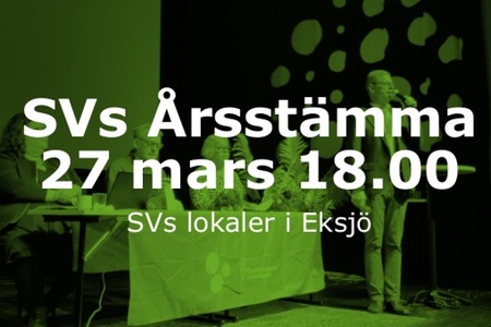 Text om SVs årsstämma 27 mars 18.00 i SVs lokaler i Eksjö, över en scen med personer.