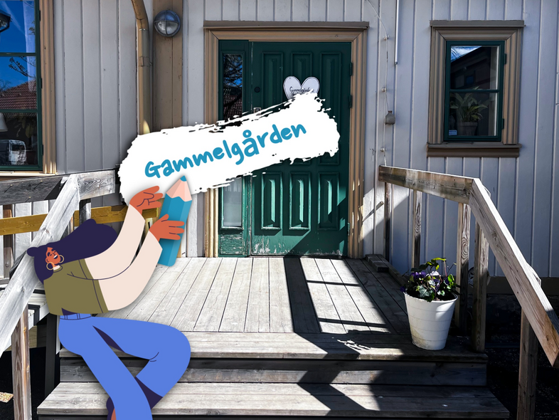Entré till ett trähus med grön dörr, blomkruka och en tecknad figur som håller en skylt med texten 'Gammelgården'.