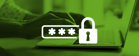 En person skriver på en bärbar dator med en ikon för lösenord och lås ovanpå bilden.