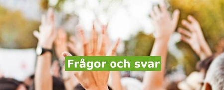 Flera personer räcker upp händerna i en folksamling, med texten 'Frågor och svar' över bilden.