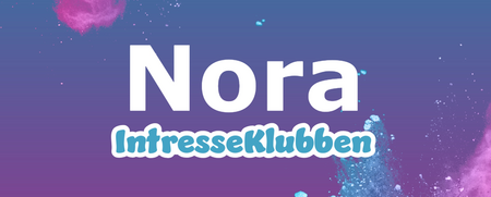 Texten 'Nora IntresseKlubben' på en färgglad bakgrund med rosa och blå färgpulver.