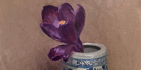 En lila blomma i en blåvit porslinsvas mot en beige bakgrund, målad i olja.