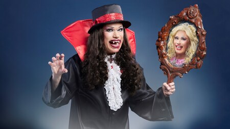 En person utklädd till vampyr håller en spegel med en annan persons ansikte i spegelbilden.