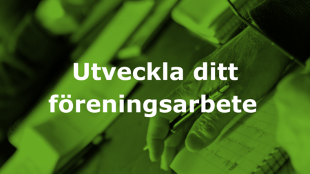Texten 'Utveckla ditt föreningsarbete' över en gröntonad bild av en hand som skriver i ett block.