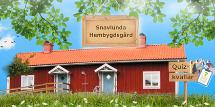 Röd stuga med vita knutar, grönt gräs och skyltar med texten 'Snavlunda Hembygdsgård' och 'Quizkvällar'.