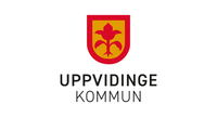 Uppvidinge kommuns logotyp med röd och gul vapensköld och texten 'UPPVIDINGE KOMMUN'.