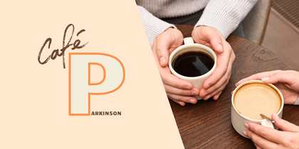 Två personer håller kaffekoppar vid ett runt bord, bredvid en logotyp med texten Café Parkinson.