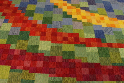 Färgglad matta med rutmönster i rött, grönt, blått och gult i abstrakt design.
