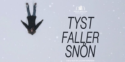 En person ligger på rygg i snön med armar och ben utsträckta. Texten 'Tyst faller snön' syns bredvid.