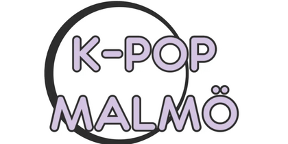 Logotyp med texten 'K-POP MALMÖ' i lila bokstäver och en svart cirkel bakom texten.