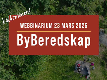 Flygbild över grön skog med en grupp människor vid ett bord och text om webbinarium ByBeredskap 23 mars 2026.