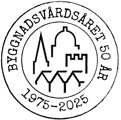 Rund logotyp med texten 'Byggnadsvårdsåret 50 år 1975–2025' och stiliserade byggnader i mitten.