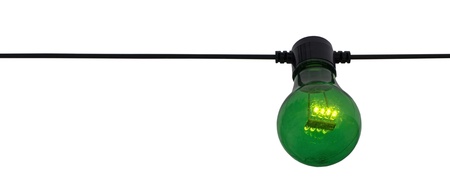 En grön glödlampa hänger i en svart sladd mot en vit bakgrund.