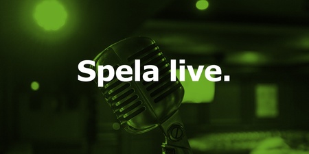 En mikrofon i fokus med texten 'Spela live.' och grönt ljus i bakgrunden.