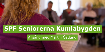 En grupp seniorer sitter i en ljus lokal och sjunger allsång, med texten 'SPF Seniorerna Kumlabygden, Allsång med Martin Östlund'.