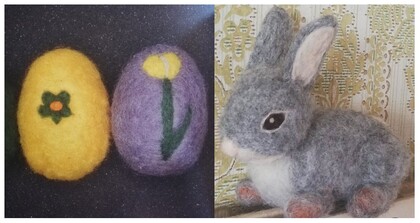 Två tovade ullägg med blommotiv och en tovade ullkanin på en bakgrund med mönstrad tapet.