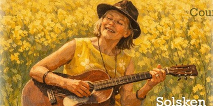 Kvinna i gul klänning spelar gitarr i ett fält av gula blommor under soligt väder.