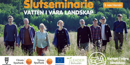 Åtta personer går genom en äng med skog i bakgrunden, text om seminarium om vatten i landskapet.