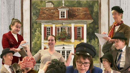 Flera personer i olika kläder poserar framför en målad bakgrund av ett hus, några skriver på block.