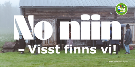 Texten 'No niin – Visst finns vi!' över en bild av en gammal träbyggnad med människor utanför.