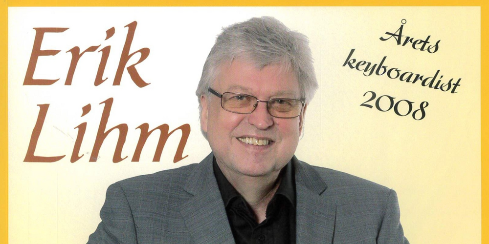 Affisch för Erik Lihm-konsert med bild på man i grå kavaj som håller ett Yamaha-keyboard.