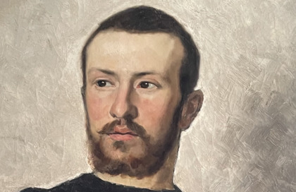 Målad porträttbild av en person med mörkt hår och neutral bakgrund.