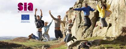 Sex personer hoppar glatt utomhus vid klippor, logotyper och EU-symbol syns till vänster.