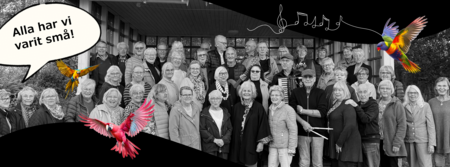 En stor grupp människor står tillsammans utomhus, omgivna av färgglada papegojor och pratbubbla med texten 'Alla har vi varit små!'.