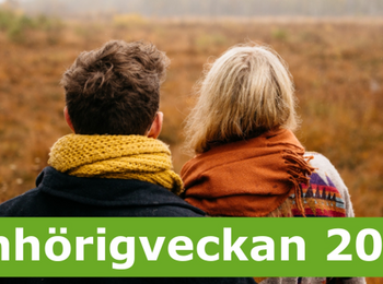 Två personer med ryggarna mot kameran kramas och ser ut över ett höstlandskap. Text om Anhörigveckan 2025.