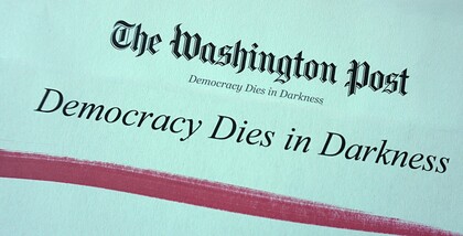Framsidan av The Washington Post med texten 'Democracy Dies in Darkness'.
