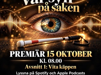 Affisch för podden 'Vår syn på saken' med ett öga, ljudvågor och en vit käpp. Premiär 15 oktober kl 08.00.