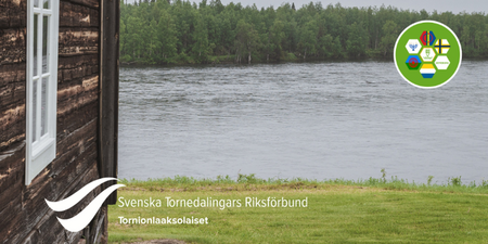Vy över en flod med skog i bakgrunden, en träbyggnad till vänster och logotyper i bildens hörn.
