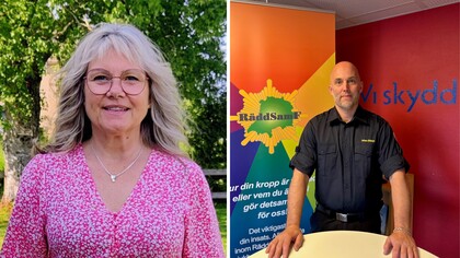 Två personer, en kvinna utomhus i rosa blus och en man inomhus i uniform vid ett bord.