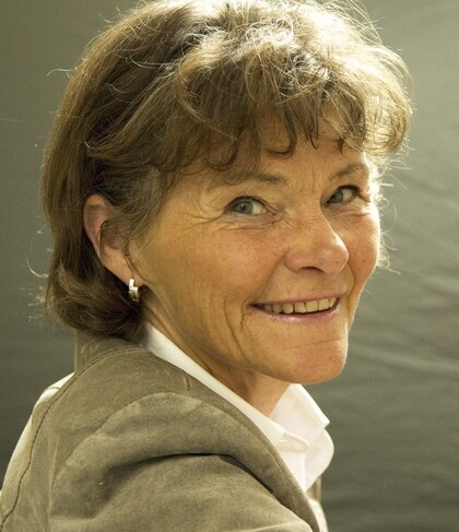 Person i beige jacka och vit skjorta, ansiktet är suddat för att skydda identiteten.