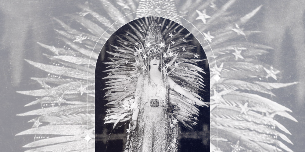 Markisinnan Luisa Casati Stampa i glittrande scenkostym med fjädrar och stjärnor står framför en dekorativ bakgrund.