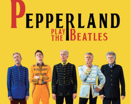 Fem män i färgglada uniformer står framför en gul bakgrund med texten 'Pepperland play the Beatles'.