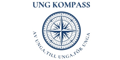 Logotyp med texten 'UNG KOMPASS' och en kompassros, samt texten 'AV UNGA, TILL UNGA, FÖR UNGA' runt kompassen.