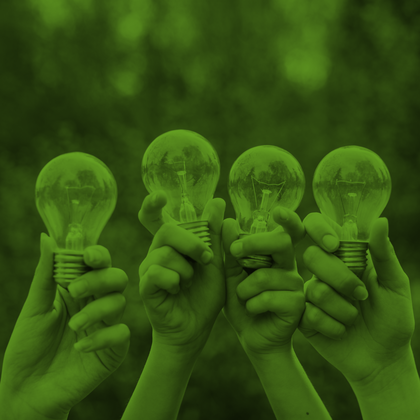 Fyra händer håller upp varsin glödlampa mot en suddig grön bakgrund.