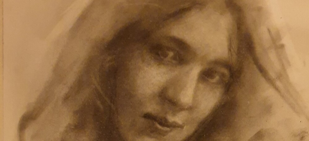 Porträtt av en kvinna tecknad i sepia-toner med mjuka, suddiga linjer.