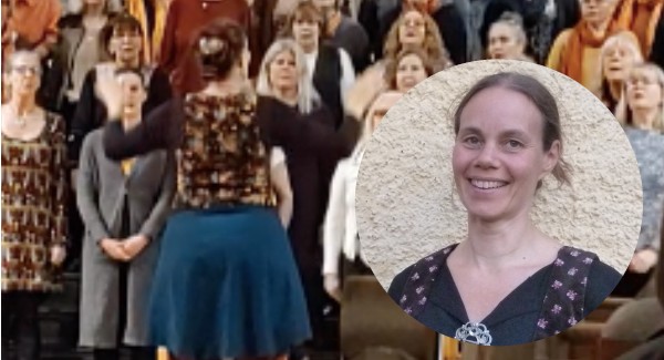 En kördirigent leder en kör med många personer i bakgrunden, samt ett porträttfoto av en kvinna framför en vägg.