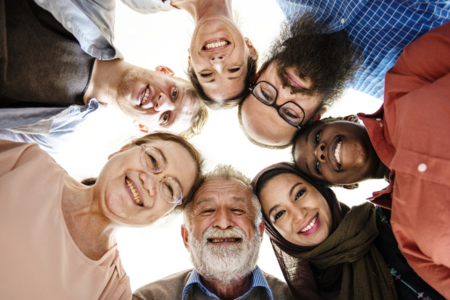 Glada människor i en cirkel