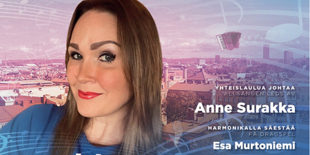 Porträtt av en kvinna med långt brunt hår mot en stadssilhuett, text om allsång på finska och svenska.