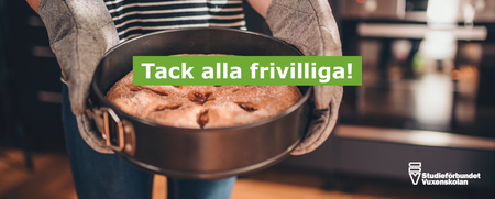 Person med grytvantar håller en nybakad kaka i köket. Text: Tack alla frivilliga!