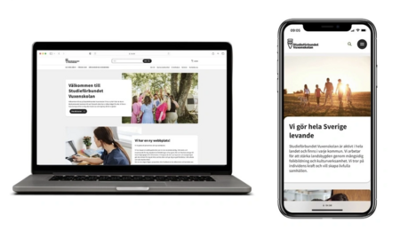 En laptop och en mobil med webbplatsen sv.se på skärmen.