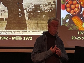 Föreläsningsbild om mjölkprotesterna i Skärholmen 1972 med tidningsurklipp och matvaror från 1970-talet.