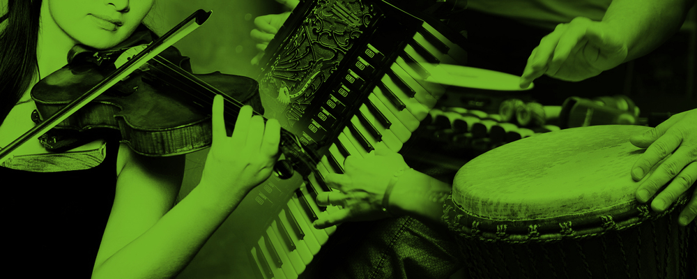 Närbild av personer som spelar fiol, dragspel och trumma, med grön färgton över bilden.