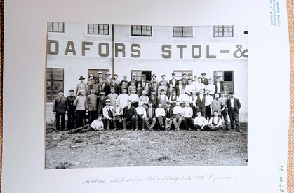 Gruppfoto av fabriksarbetare framför Bodafors Stol- &amp; Möbelfabrik 1905.