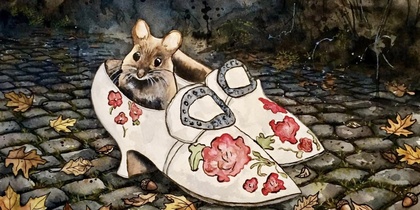 En tecknad mus sitter i en vit sko med blommönster på en stenlagd gata täckt av höstlöv.